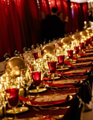 Με ένα ατμοσφαιρικό Private Festive Dinner υποδέχθηκαν την εορταστική περίοδο τα πολυκαταστήματα attica