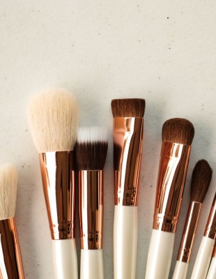 Πώς να καθαρίζετε τα makeup brushes σας & πόσο συχνά να το κάνετε