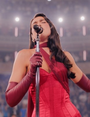 Η Dua Lipa ερμηνεύσει live το 'Training Season' στο Royal Albert Hall