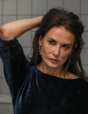 Demi Moore: Διεκδικεί τη Χρυσή Σφαίρα για τη συγκινητική της ερμηνεία στο «The Substance»