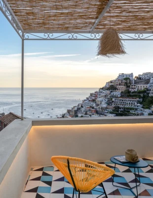 Μια υπέροχη καλοκαιρινή κατοικία στο Positano που υμνεί το μεσογειακό φως