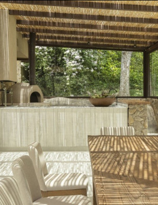 Μια nature-inspired κατοικία στη Βραζιλία γίνεται «ένα» με το καταπράσινο τοπίο γύρω της