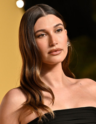 Η Hailey Bieber αποκαλύπτει όλα τα μυστικά της εταιρείας Rhode