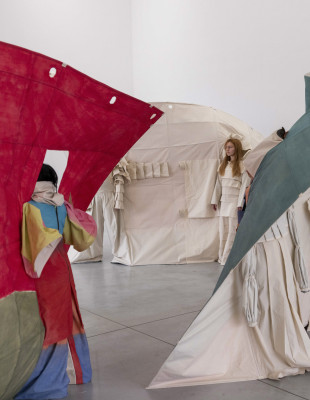 Το New Museum και το Ίδρυμα ΔΕΣΤΕ σε συνεργασία με το Μουσείο Μπενάκη παρουσιάζουν την έκθεση 'In a Bright Green Field'