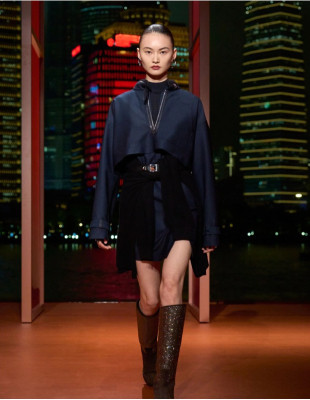 Το δεύτερο κεφάλαιο της Fall/Winter 2025 collection του Hermès στη Σανγκάη ανέδειξε τον πολυεπίπεδο χαρακτήρα του οίκου 