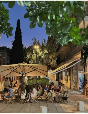 Η νέα τάση στον τρόπο που διασκεδάζουμε στη Θεσσαλονίκη «κατακλύζει» τα πεζοδρόμια