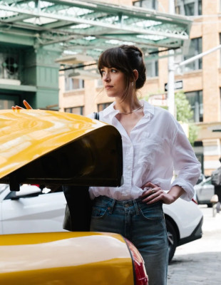Τα outfits της Dakota Johnson στο Materialists μετατρέπονται στην απόλυτη έμπνευση για κάθε fashion lover 