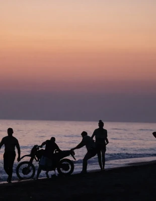 Παρακολουθήσαμε την ταινία «Οι Άγριες Μέρες μας» και αφεθήκαμε σε ένα σύμπαν πλημμυρισμένο από έντονα συναισθήματα και δυνατές εικόνες