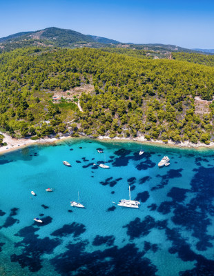 Το καλοκαίρι αλλιώς: 8 ελληνικά νησιά που παραμένουν ακόμη ήρεμοι θησαυροί της Μεσογείου 