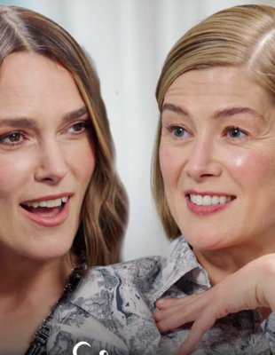 Keira Knightley και Rosamund Pike σε μία συζήτηση για την θρυλική ταινία 'Pride & Prejudice'