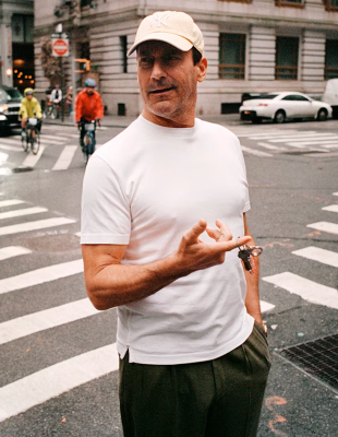 Jon Hamm στο W Magazine: «Η μητέρα μου έφυγε νωρίς από τη ζωή, αλλά μου έμαθε να δοκιμάζω τα πάντα»