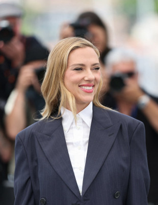 Η Scarlett Johansson έγινε η πρώτη γυναίκα στην ιστορία του κινιματογράφου που ανέβηκε στη κορυφή του box office 