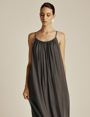 Minimal, effortless και απόλυτα σύγχρονο, αυτό το fashion brand επανασυστήνει την έννοια της αυθεντικής πολυτέλειας