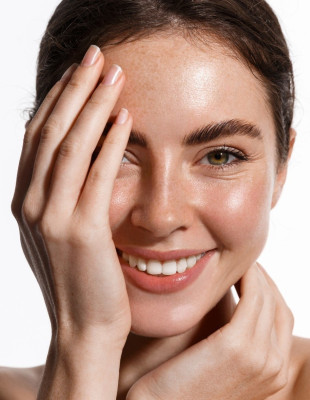 Τι είναι το oil pulling που υπόσχεται λευκά δόντια και έχει γίνει viral στο TikTok;