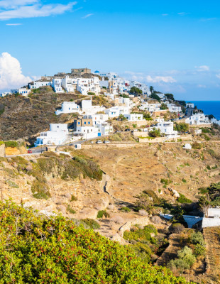 Το ﻿﻿Bring Your Chair - Cozy Festival επιστρέφει τον Αύγουστο στη Σίφνο, τιμώντας δύο σπουδαίους σκηνοθέτες