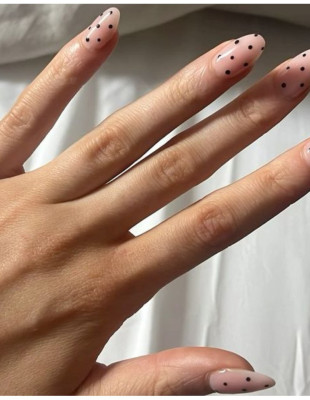 Το polka dot μανικιούρ της Dua Lipa είναι η πιο hot τάση αυτήν τη στιγμή - Πώς να την υιοθετήσετε 