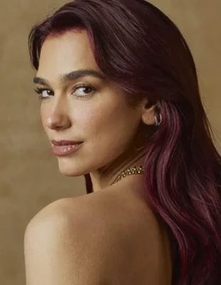 Η Dua Lipa σχολιάζει τις πιο iconic εμφανίσεις της καριέρας της 