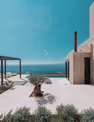 Το 'Fallen Tower House' αποτελεί μια σύγχρονη ερμηνεία της μανιάτικης αρχιτεκτονικής
