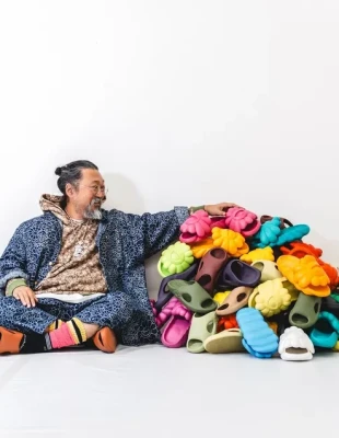 Ο Takashi Murakami «προσγειώνεται» στο Selfridges του Λονδίνου με το πιο... χαρούμενο pop-up