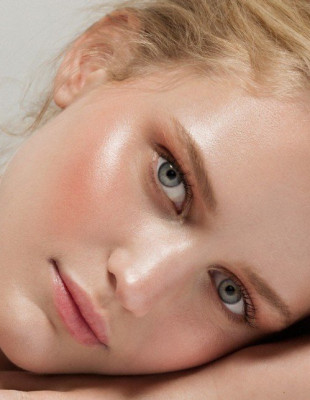 Τα top rated highlighters για να διατηρήσετε το φυσικό summer glow σας και τη νέα σεζόν 