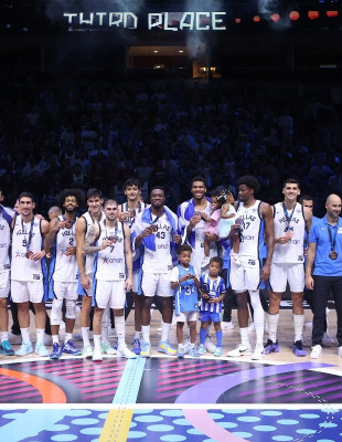 Περάσανε τα χρόνια και παρά τις αλλαγές, είναι ακόμα εκείνα τα παιδιά που αντέχουν...