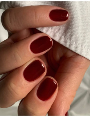 Τα burgundy nails θα δείχνουν καλύτερα από ποτέ με αυτούς τους χρωματικούς συνδυασμός