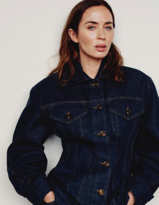 Emily Blunt στο Porter: «Οι δεκάλεπτες συζητήσεις με τα παιδιά μου πριν τον ύπνο είναι τα πάντα για εμένα»