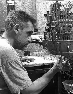 SKG Stories: Τα επιβλητικά καράβια του Παναγιώτη Πουγαρίδη «ρίχνουν άγκυρα» στις Βιτρίνες Τέχνης ΟΤΕ