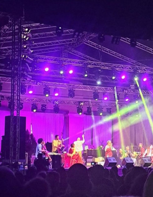 Thessaloniki Backstage Stories: Ο Σταμάτης Κραουνάκης αποκλειστικά στο GLOW.GR λίγα λεπτά πριν βγει στη σκηνή της Μονής Λαζαριστών