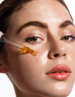 Οι ειδικοί επιβεβαιώνουν ότι αυτό το skincare συστατικό δεν πρέπει να λείπει από τη ρουτίνα σας 