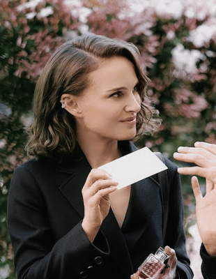 Η Natalie Portman εξυμνεί τη σπουδαία κληρονομιά της Catherine Dior