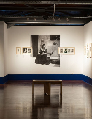 Frida Kahlo - Her Photos: Ξεναγηθήκαμε πρώτοι στη μεγάλη έκθεση του ανανεωμένου MOMus-Μουσείο Φωτογραφίας και ανακαλύψαμε τις μέχρι τώρα κρυφές πτυχές της εμβληματικής καλλιτέχνιδας