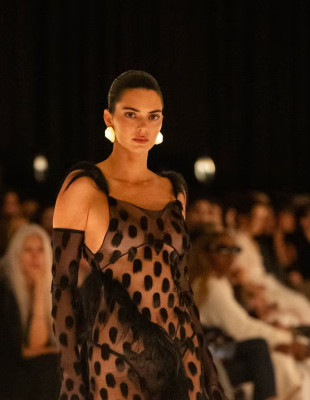 PFW: Ο Daniel Roseberry μετέφερε την υψηλή ραπτική στην SS26 ready to wear collection του οίκου Schiaparelli 