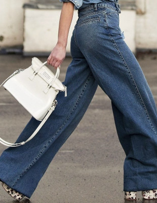 Πώς θα φορέσετε με απόλυτη επιτυχία τα wide-leg jeans φέτος τον χειμώνα 