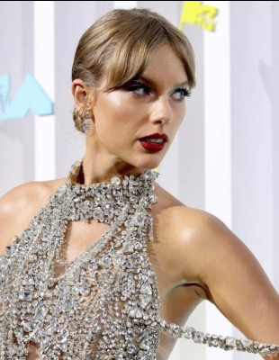 Η Taylor Swift είναι το super hot πρόσωπο της εποχής και η επιτυχία του νέου της album το επιβεβαιώνει