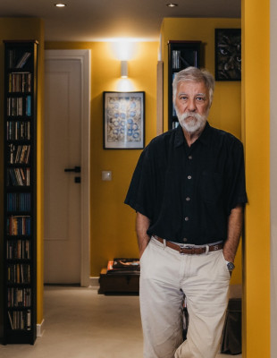 SKG Stories: Ο Άρις Γεωργίου και η ακλόνητη αίσθηση του «ανήκειν» στη Θεσσαλονίκη, με αφορμή τη νέα του έκθεση στο Γαλλικό Ινστιτούτο