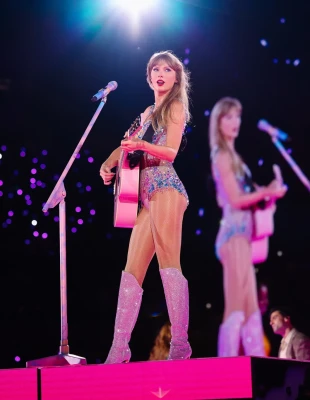 Η νέα σειρά και ταινία της Taylor Swift αποκαλύπτουν όλες τις backstage στιγμές του θρυλικού της Eras Tour