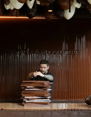 Η νέα chocolaterie του maestro Cédric Grolet στο Παρίσι είναι ένας ύμνος στα αρώματα, στη γεύση και, πάνω απ’ όλα, στα παιδιά
