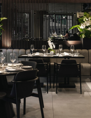 Ένα από τα πιο εμβληματικά εστιατόρια της πόλης υπογράφει τις κορυφαίες γαστρονομικές δημιουργίες της σεζόν Ένα από τα πιο εμβληματικά εστιατόρια της πόλης υπογράφει τις κορυφαίες γαστρονομικές δημιουργίες της σεζόν