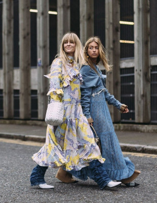 Dresses Over Jeans: Το απόλυτο trend της σεζόν και πώς να το απογειώσετε  Dresses Over Jeans: Το απόλυτο trend της σεζόν και πώς να το απογειώσετε