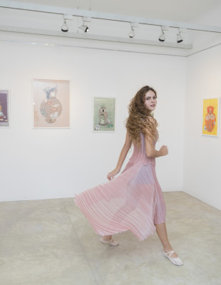 Θραύσματα Μνήμης: Η νεαρή Ελένη Μελά παρουσίασε την ξεχωριστή έκθεσή της στην Αθήνα, ενώνοντας το παρελθόν με το παρόν