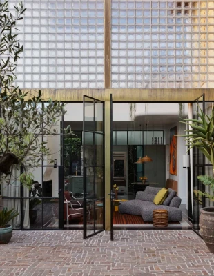 Γυάλινα τούβλα φωτίζουν ολοκληρωτικά ένα ιστορικό σπίτι του 1930 στη Μελβούρνη Γυάλινα τούβλα φωτίζουν ολοκληρωτικά ένα ιστορικό σπίτι του 1930 στη Μελβούρνη