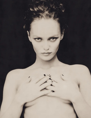 Vanessa Paradis: Η πιο διαχρονική μούσα της Γαλλίας αποκαλύπτεται μέσα από τον φακό σε μία μοναδική έκθεση στο Παρίσι