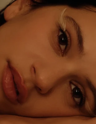 Απολαύστε το νέο, ιδιαίτερα ατμοσφαιρικό και γεμάτο ένταση, τραγούδι της Rosalía