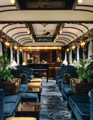 Το εμβληματικό Venice Simplon-Orient-Express εγκαινιάζει μια ονειρική διαδρομή από το Παρίσι στην Αμάλφι Το εμβληματικό Venice Simplon-Orient-Express εγκαινιάζει μια ονειρική διαδρομή από το Παρίσι στην Αμάλφι