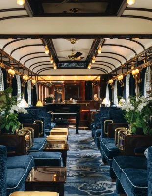 Το εμβληματικό Venice Simplon-Orient-Express εγκαινιάζει μια ονειρική διαδρομή από το Παρίσι στην Αμάλφι Το εμβληματικό Venice Simplon-Orient-Express εγκαινιάζει μια ονειρική διαδρομή από το Παρίσι στην Αμάλφι