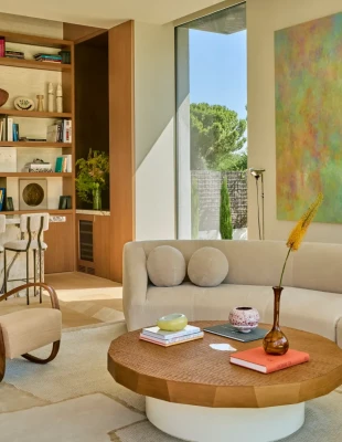 Άπλετο φως, εκλεπτυσμένο design και μια πλούσια παλέτα χρωμάτων συνθέτουν αυτήν την κατοικία στη Μαδρίτη