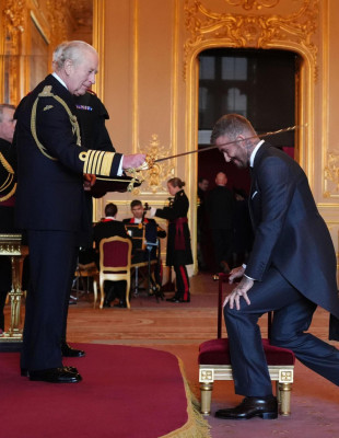 Ο David Beckham τιμήθηκε με το χρίσμα του ιππότη από τον Βασιλιά Κάρολο στο παλάτι του Windsor