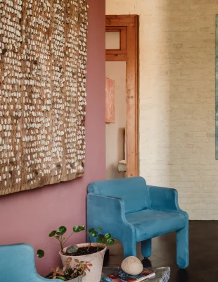 Αυτό το διαμέρισμα στο Termoli ζωντανεύει μέσα από τα χρώματα της θάλασσας και της πόλης