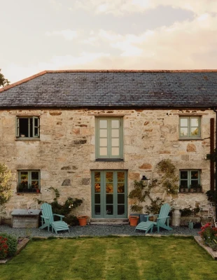 Ένας παλιός αχυρώνας στην Κορνουάλη μετατράπηκε σε μια οικογενειακή κατοικία γεμάτη αντίκες